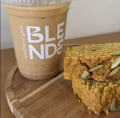Latte y pumpkin bread